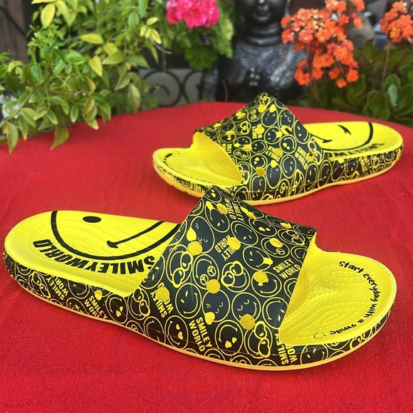 RARE 🥰😉 CROCS Smiley World “Smiley Face” Yellow & Black Slides / Sandals 😉🥰 - Picture 4 of 17